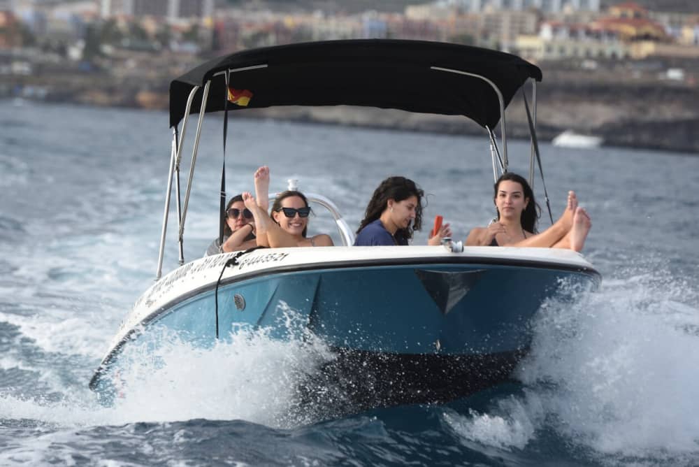 Sunset con capitán, despide al sol desde el mar. Capacidad máxima:  6 pasajeros