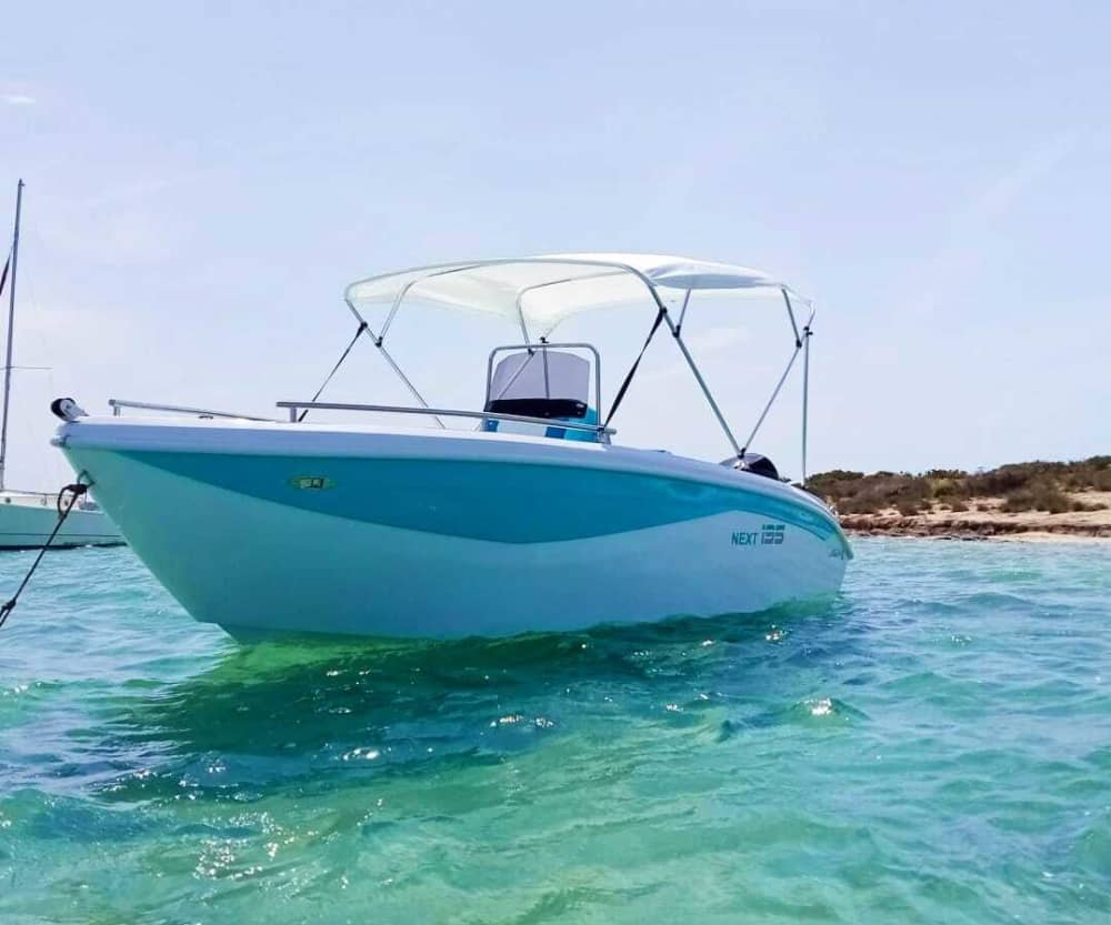 Formentera çevresinde motorlu tekneyle özel tekne turu.