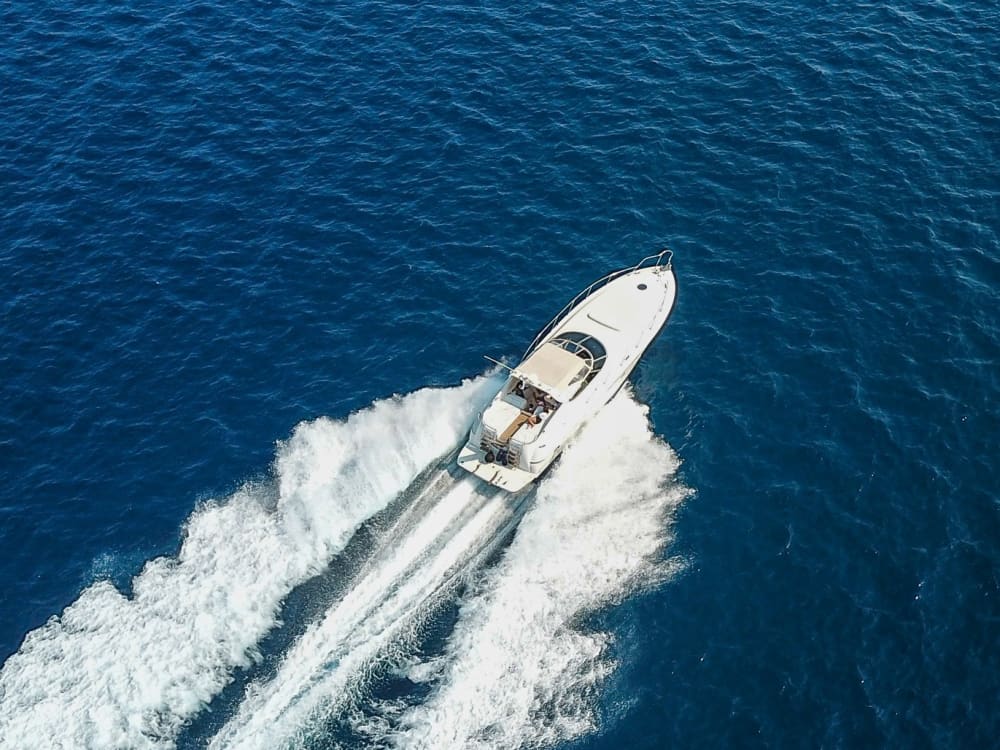 La tua giornata a Kos: noleggia una barca a motore per una giornata intera alla scoperta dell'isola.