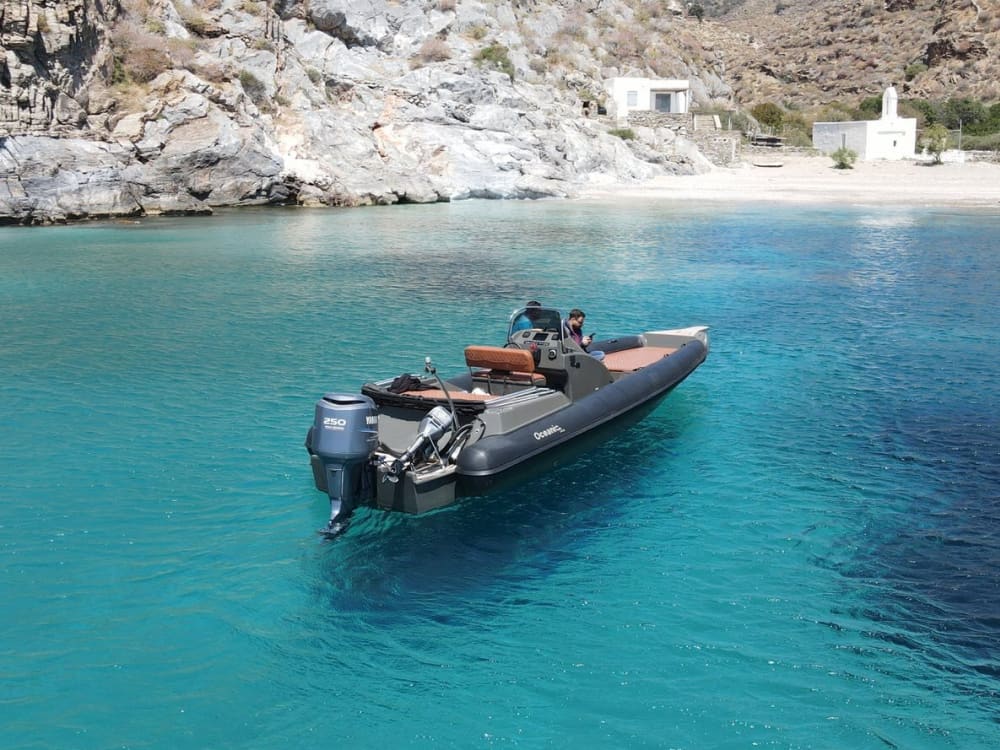 Découvrez Anavyssos lors d'une excursion d'une journée en bateau à moteur.