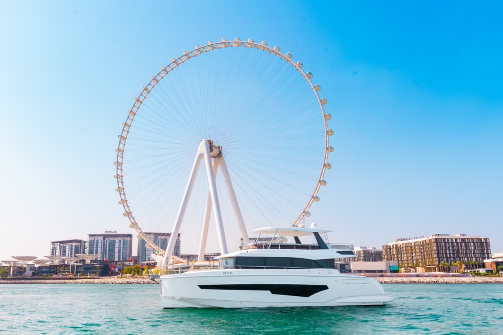 Noleggia uno yacht nuovo di zecca da 62 piedi a Dubai | Modello 2023