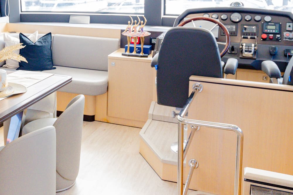 Noleggia uno yacht nuovo di zecca da 62 piedi a Dubai | Modello 2023