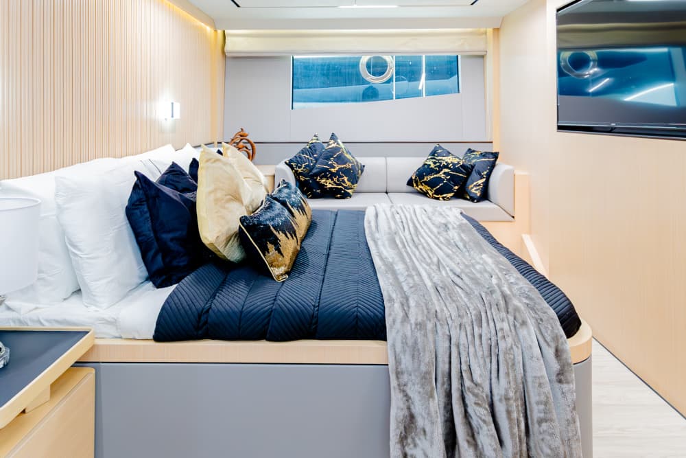 Noleggia uno yacht nuovo di zecca da 62 piedi a Dubai | Modello 2023