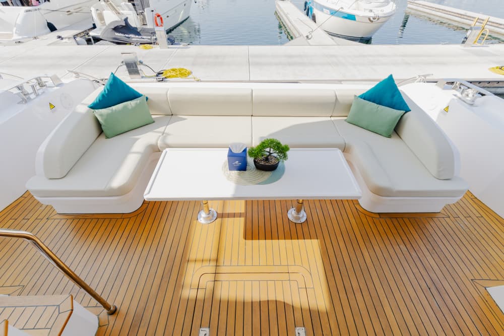 Noleggia uno yacht nuovo di zecca da 62 piedi a Dubai | Modello 2023