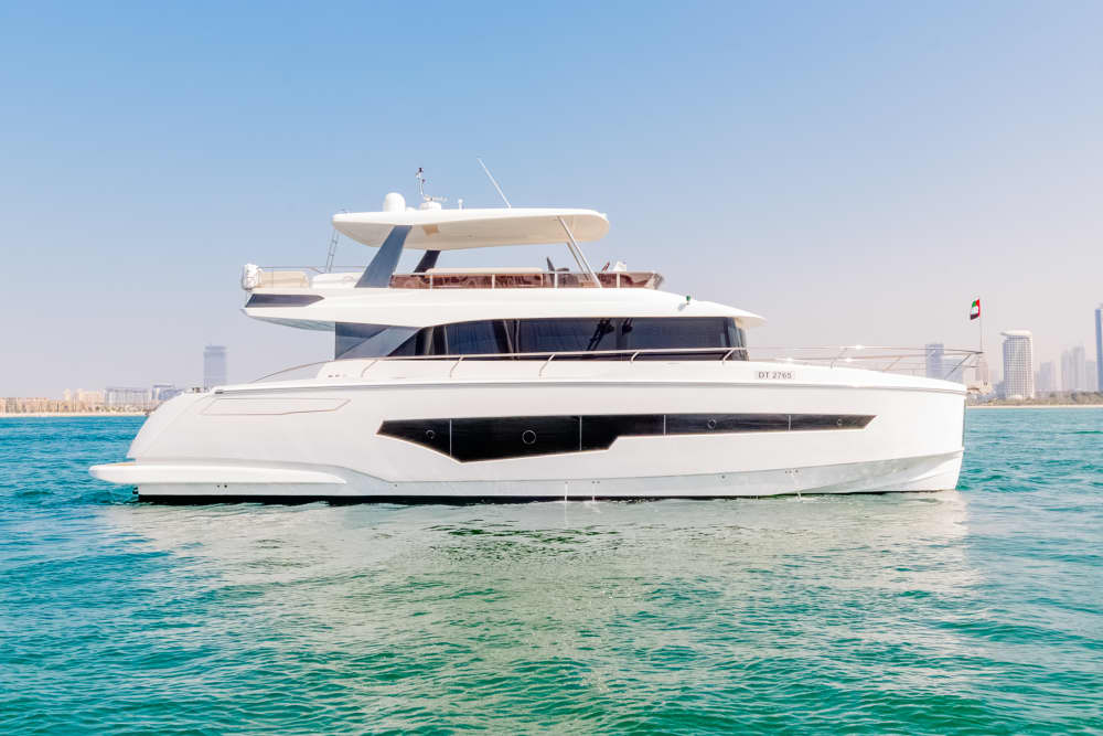 Noleggia uno yacht nuovo di zecca da 62 piedi a Dubai | Modello 2023