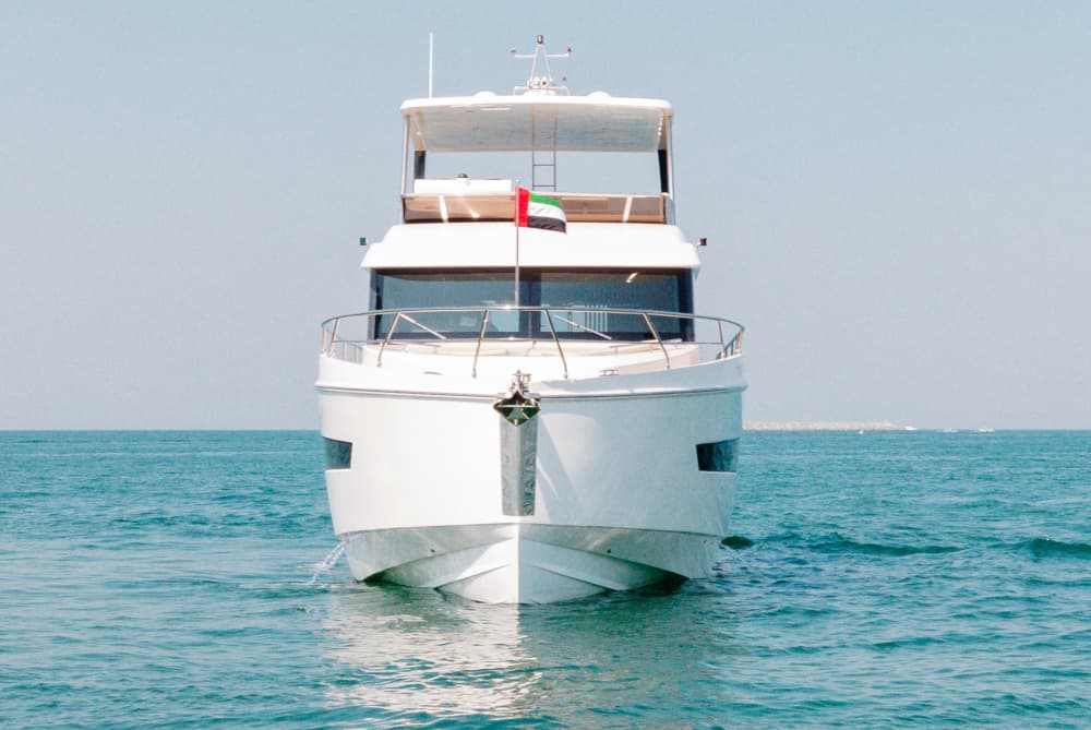 Noleggia uno yacht nuovo di zecca da 62 piedi a Dubai | Modello 2023