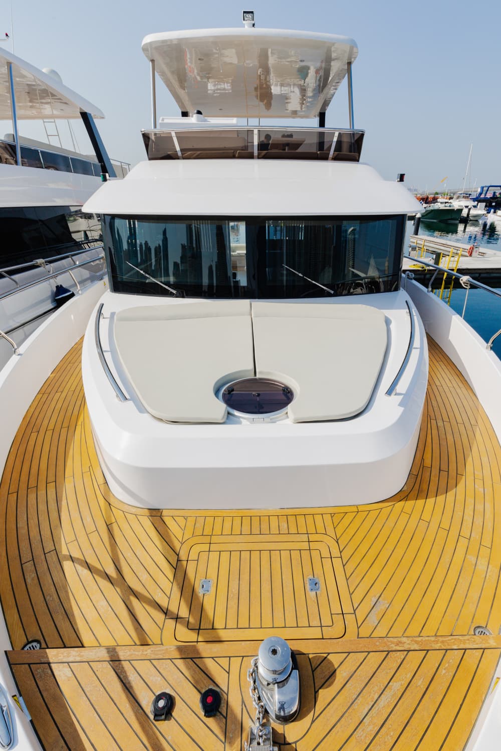 Noleggia uno yacht nuovo di zecca da 62 piedi a Dubai | Modello 2023