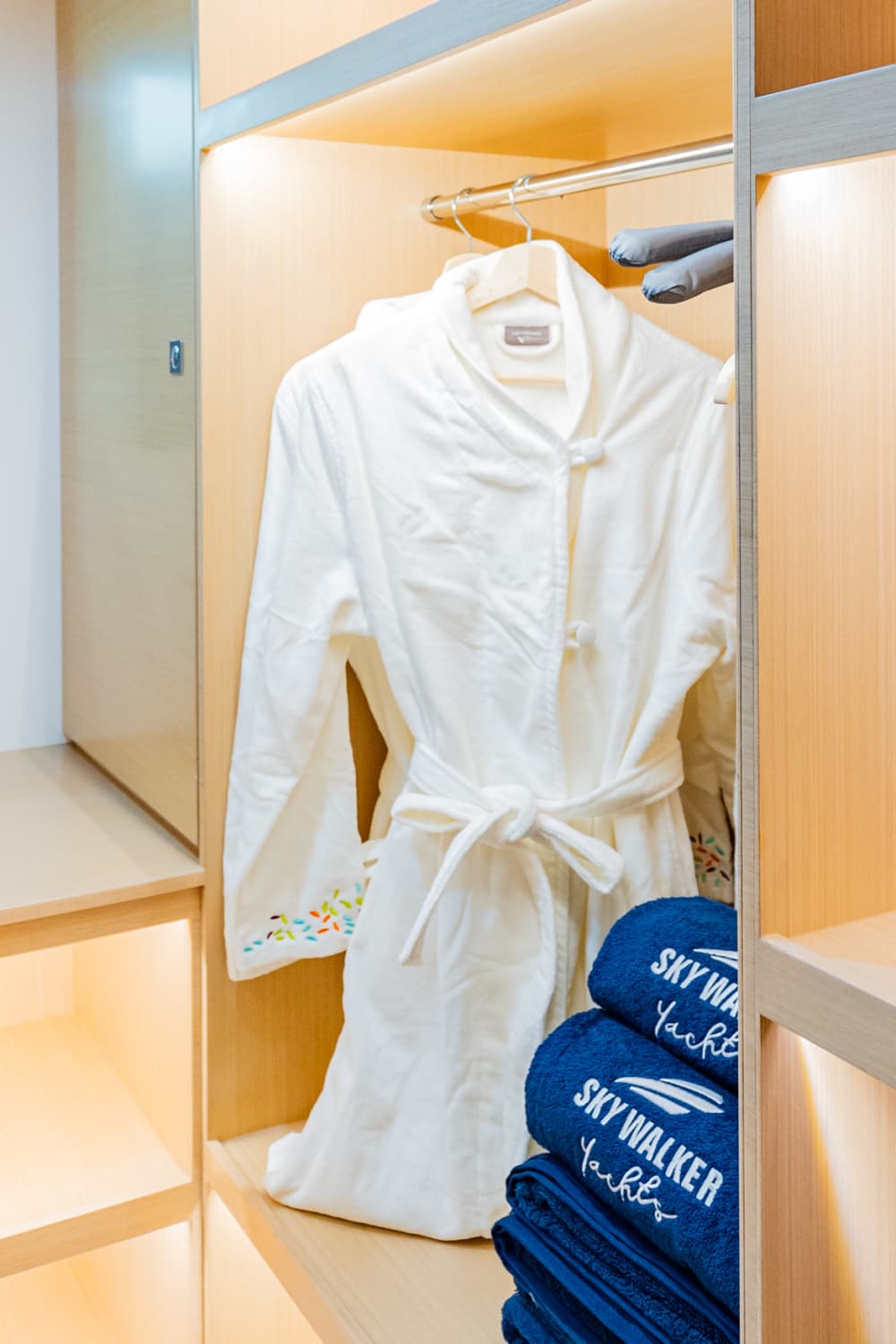 Noleggia uno yacht nuovo di zecca da 62 piedi a Dubai | Modello 2023