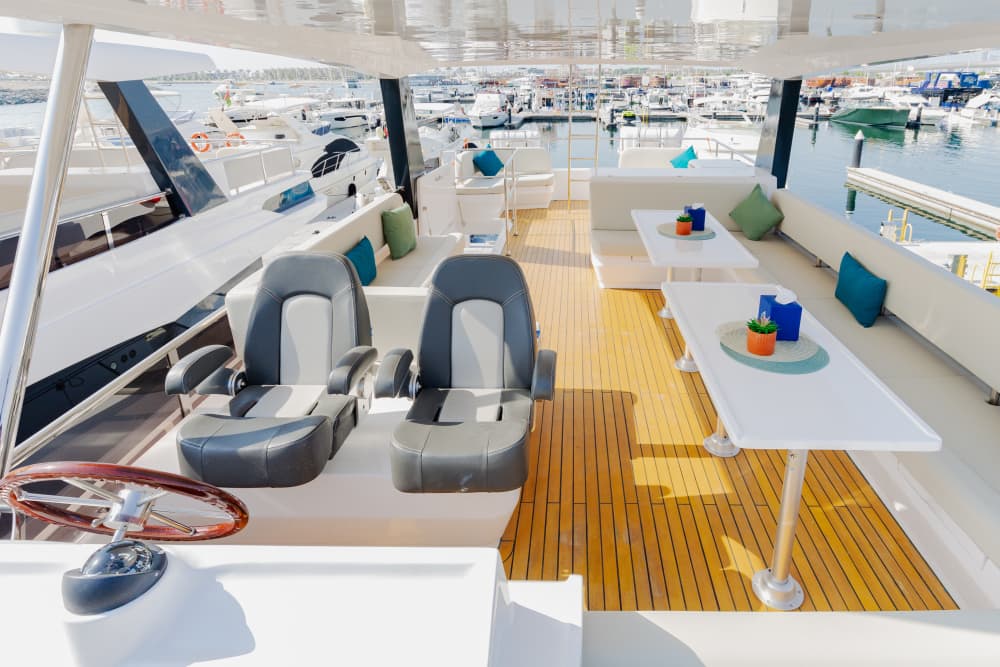 Noleggia uno yacht nuovo di zecca da 62 piedi a Dubai | Modello 2023