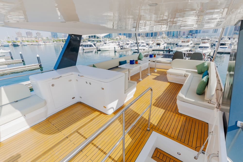 Noleggia uno yacht nuovo di zecca da 62 piedi a Dubai | Modello 2023