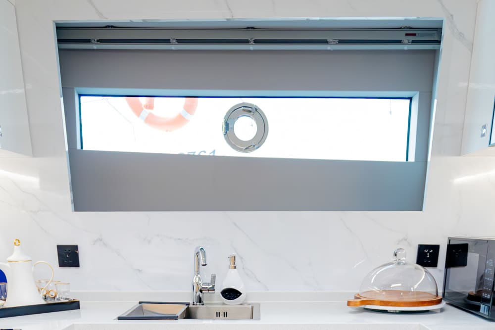 Noleggia uno yacht nuovo di zecca da 62 piedi a Dubai | Modello 2023