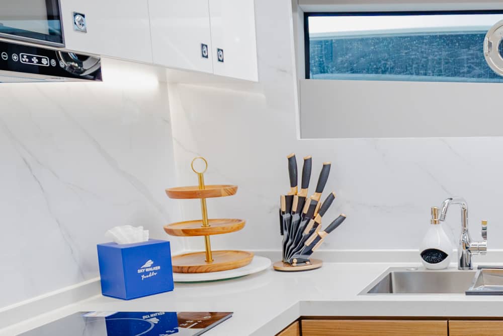 Noleggia uno yacht nuovo di zecca da 62 piedi a Dubai | Modello 2023