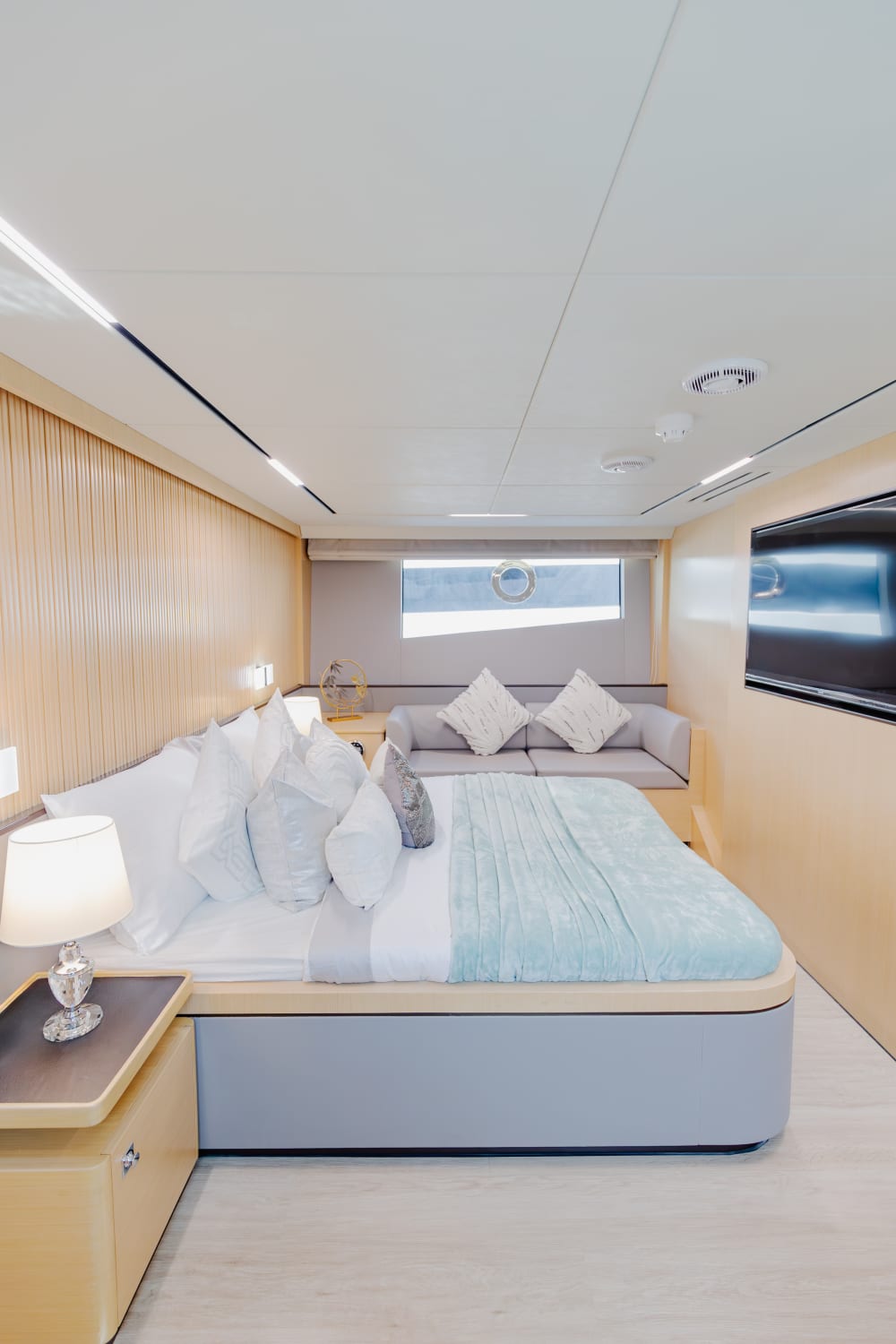 Noleggia uno yacht nuovo di zecca da 62 piedi a Dubai | Modello 2023