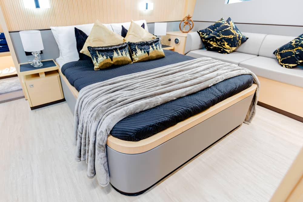 Noleggia uno yacht nuovo di zecca da 62 piedi a Dubai | Modello 2023