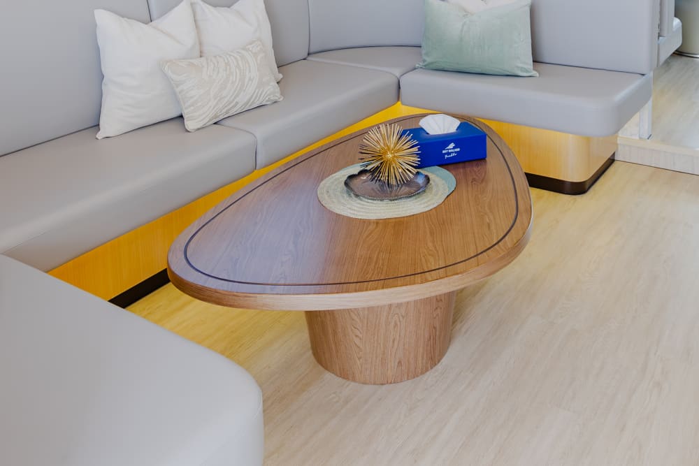 Noleggia uno yacht nuovo di zecca da 62 piedi a Dubai | Modello 2023