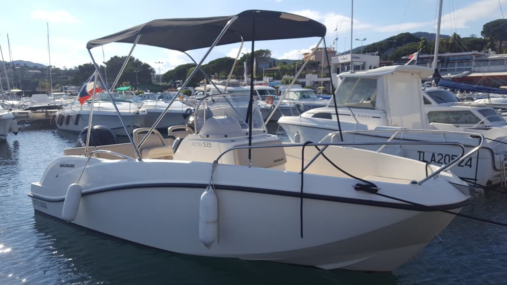 Explora Sainte-Maxime en barco: Un día completo en el agua a bordo de una lancha motora.