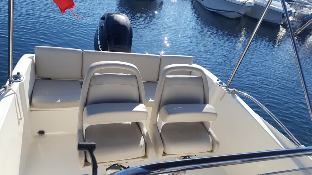 Explora Sainte-Maxime en barco: Un día completo en el agua a bordo de una lancha motora.