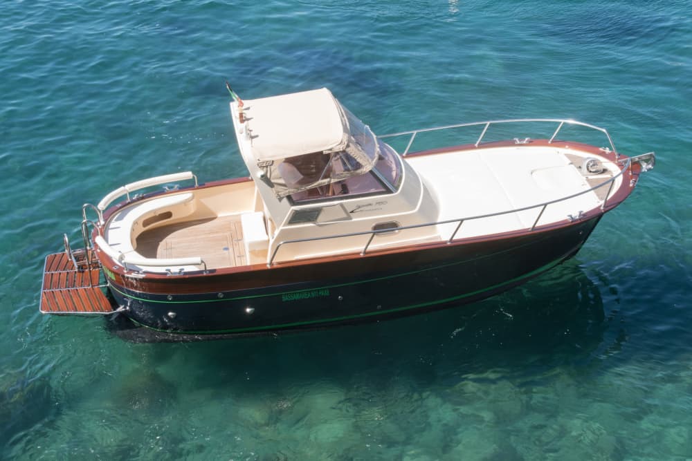 La tua giornata a Marina del Cantone: noleggia una barca a motore per una giornata intera alla scoperta del mondo sottomarino.