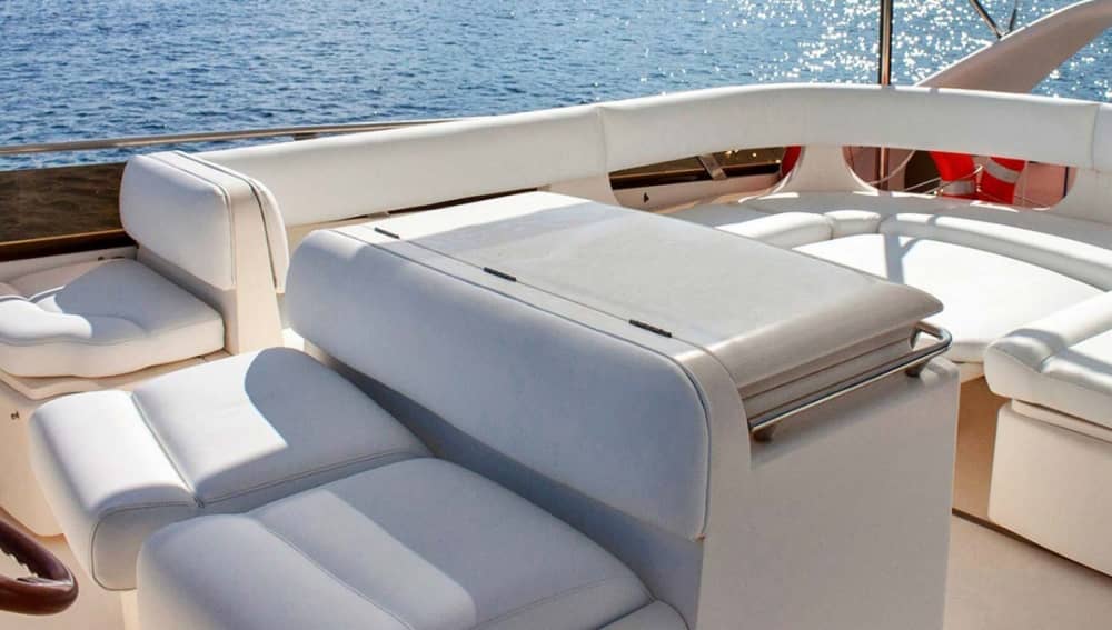 2 ore e 45 minuti di lusso su uno yacht a motore.