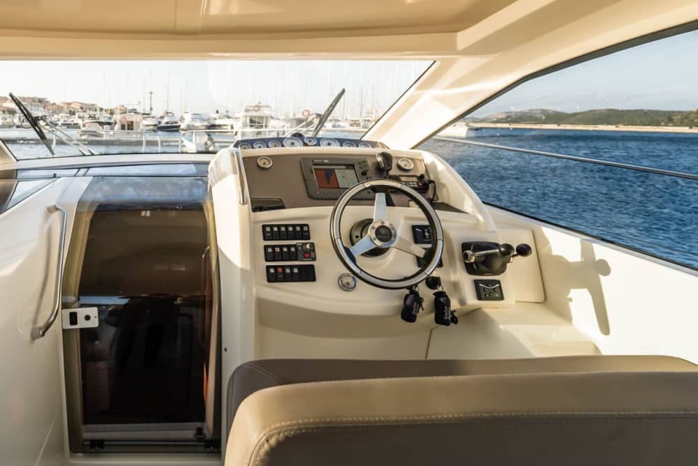 Excursión privada de lujo en barco por la Costa Esmeralda, con salida desde Poltu Quatu.