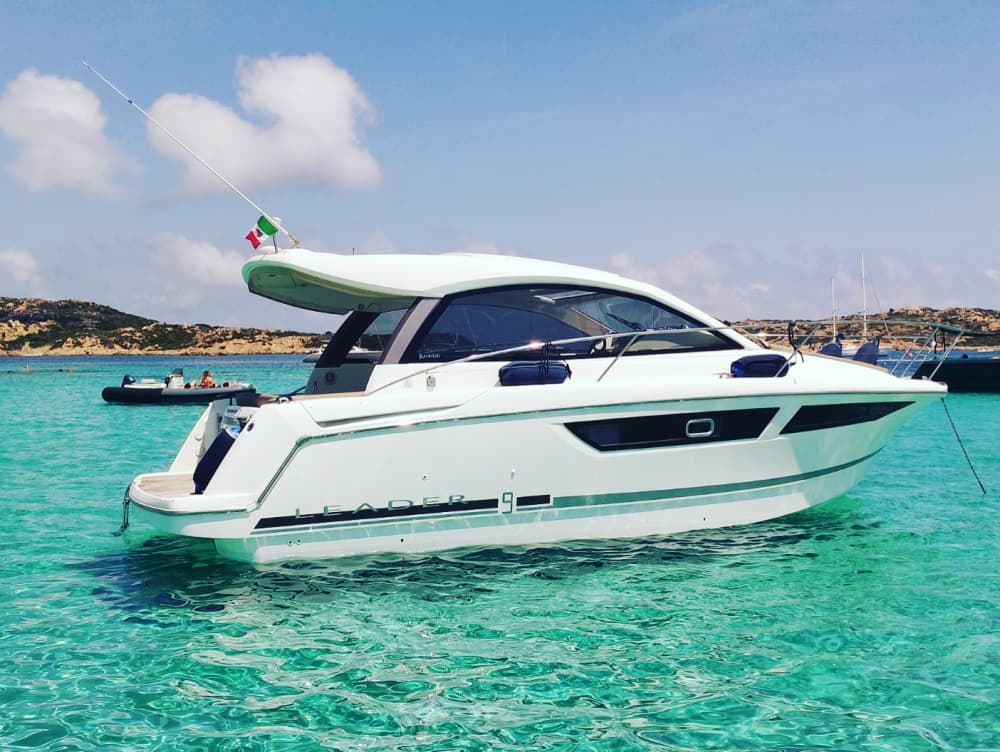 Excursión privada de lujo en barco por la Costa Esmeralda, con salida desde Poltu Quatu.