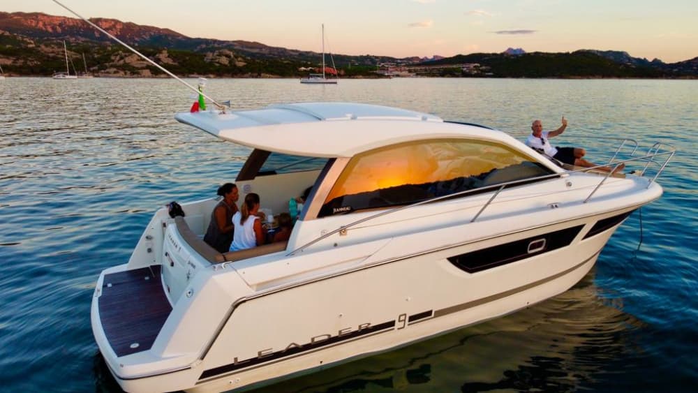 Excursión privada en barco al atardecer desde Cannigione - Aperitivo sardo incluido (Todo Incluido)