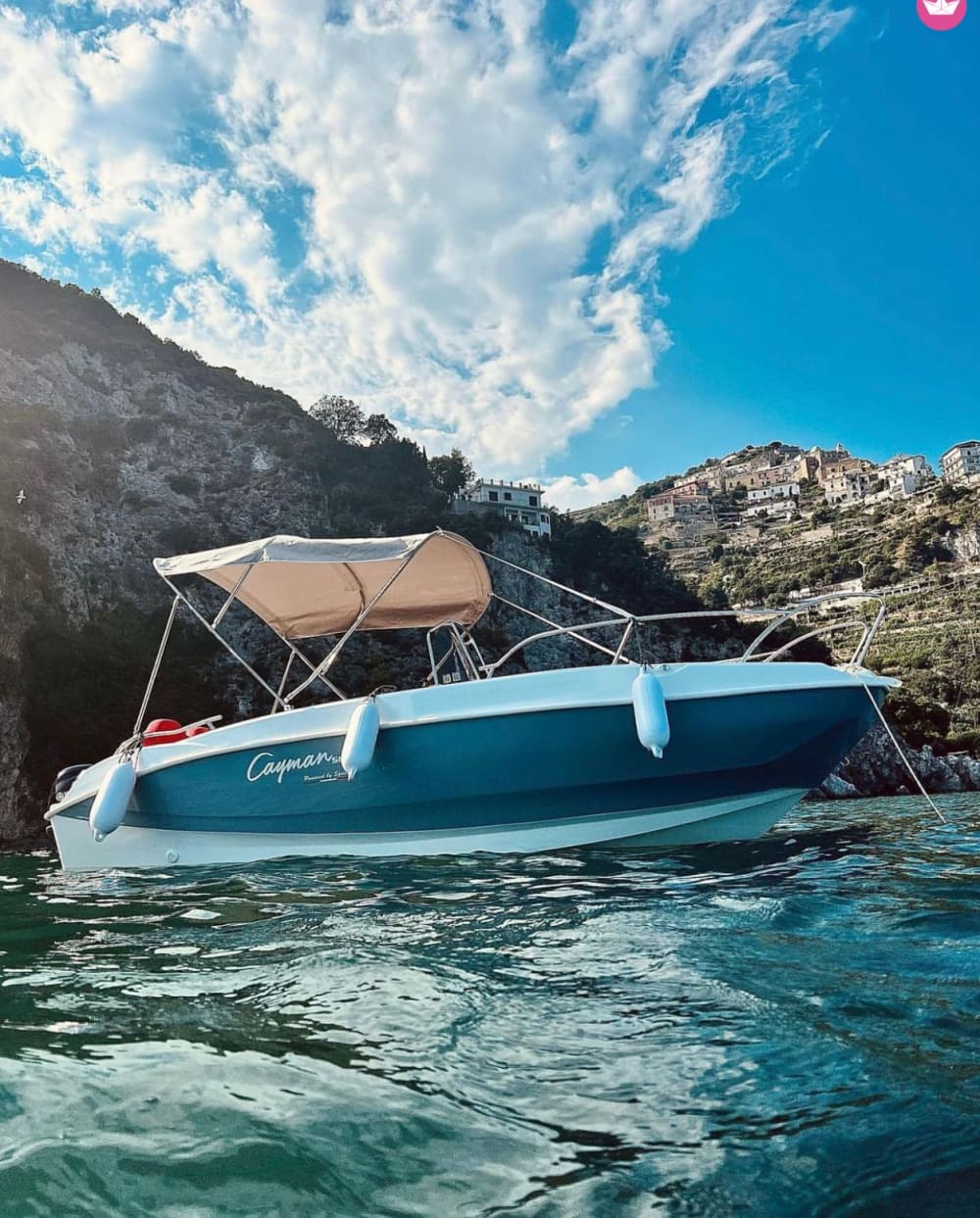 Z Castellammare do Positano: ekskluzywny rejs na Cayman 585