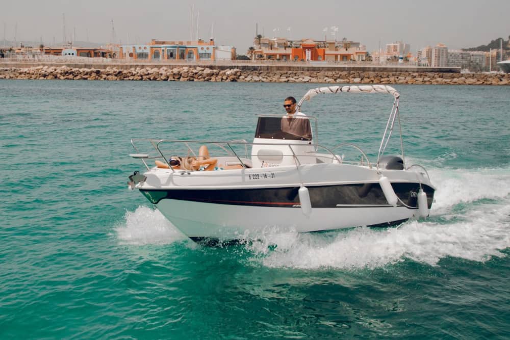 Een dagvullende cruise langs de baaien van Jávea en de kust.