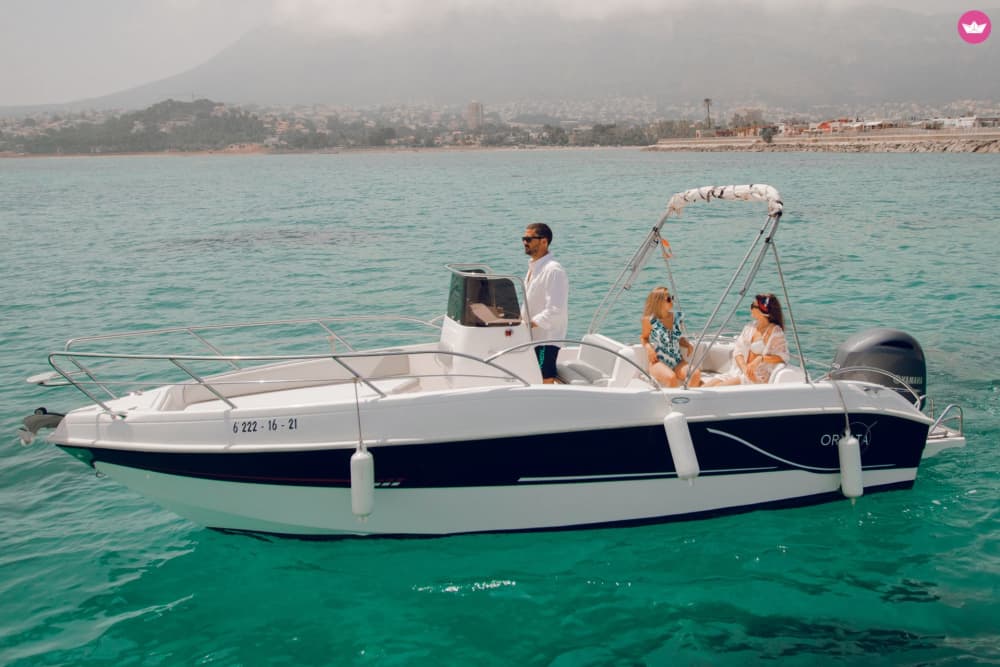Een dagvullende cruise langs de baaien van Jávea en de kust.