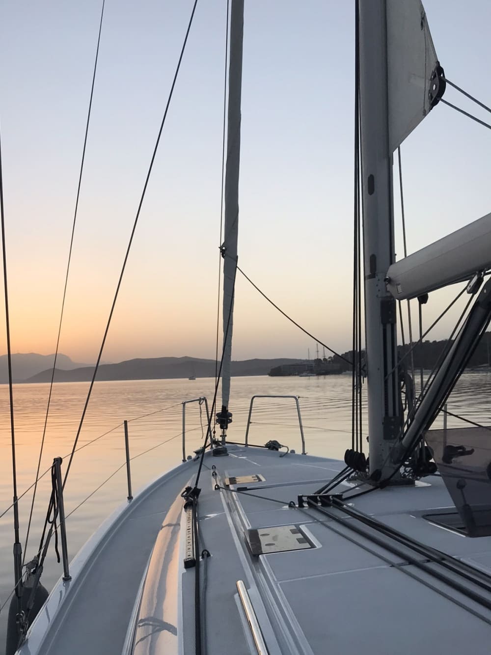 Njut av en dag till sjöss i Aten på en segelbåt