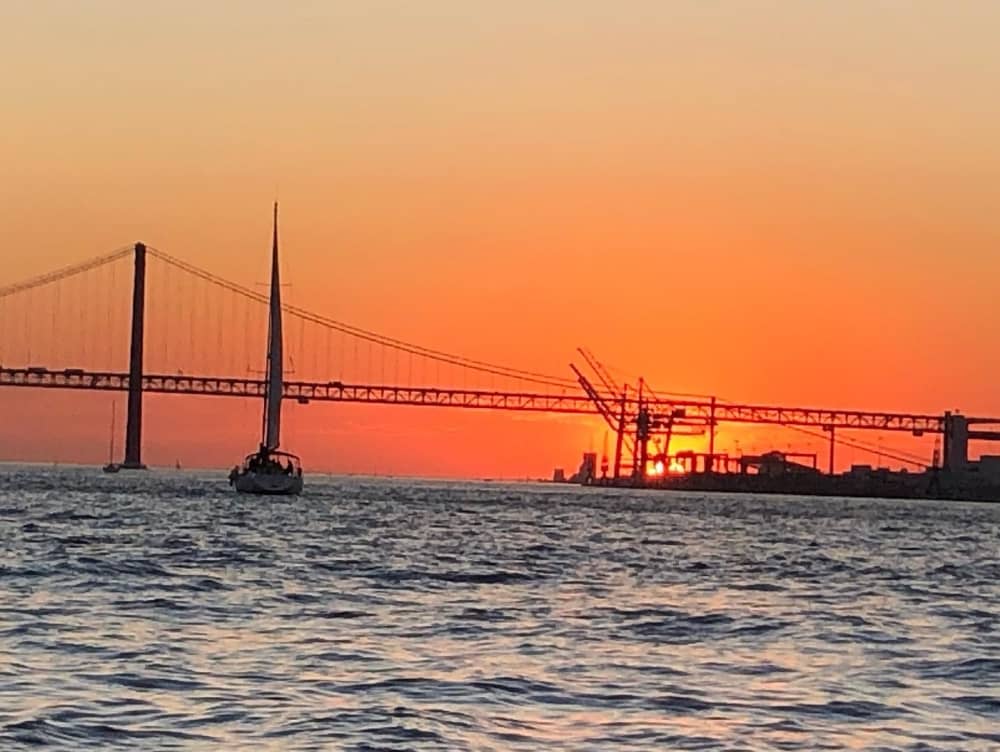 Geniet van een hele dag zeilen in Lissabon.