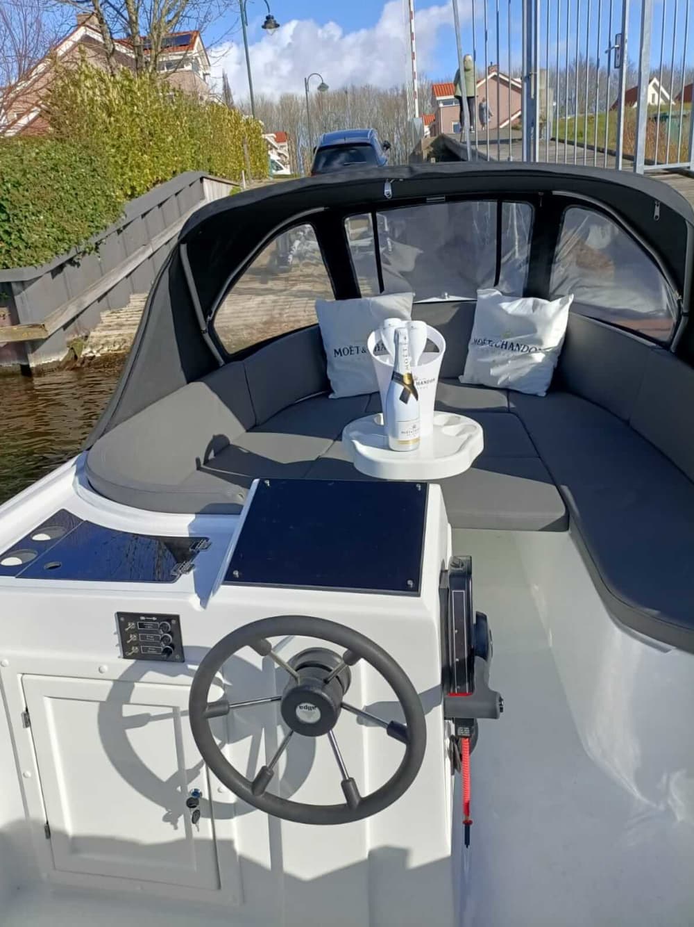 Goditi un'intera giornata a bordo di un motoscafo a Tholen.