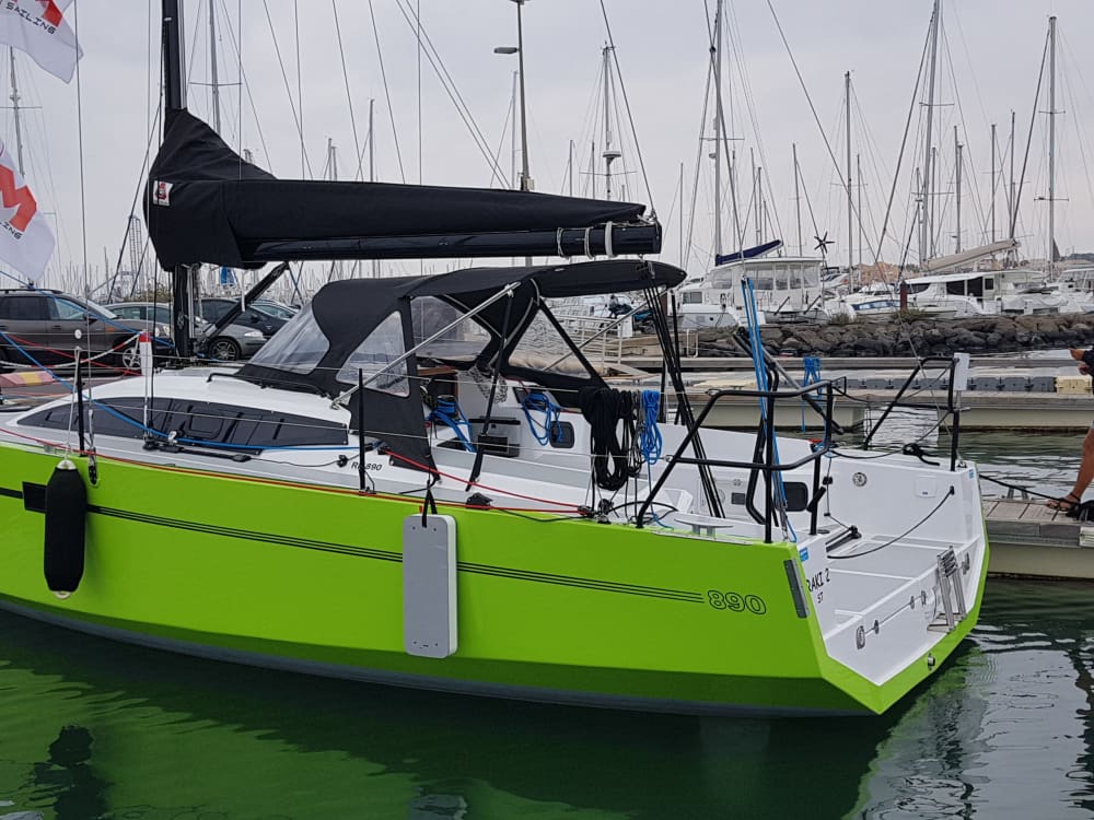 Explorez Le Lavandou et profitez d'une journée complète de navigation à voile.