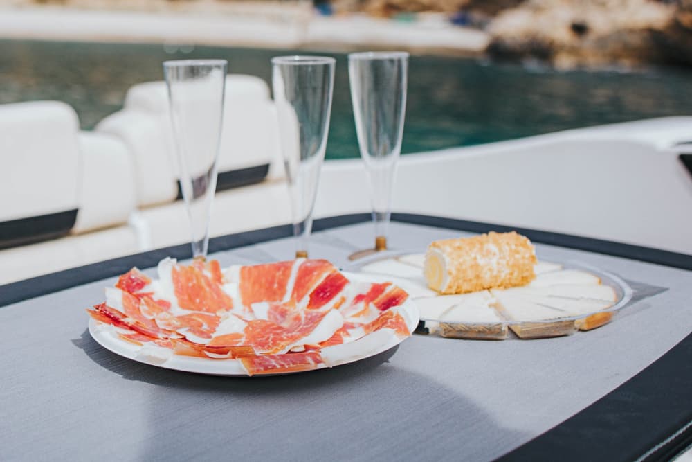 One day around Xàbia: Enjoy 8h of discovery on a motorboat