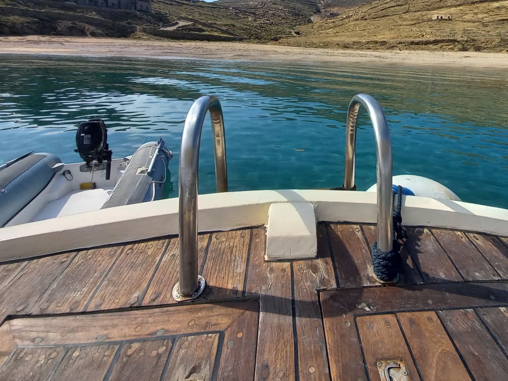 Отпразднуйте на частной лодочной вечеринке на Миконосе — на борту традиционной деревянной лодки