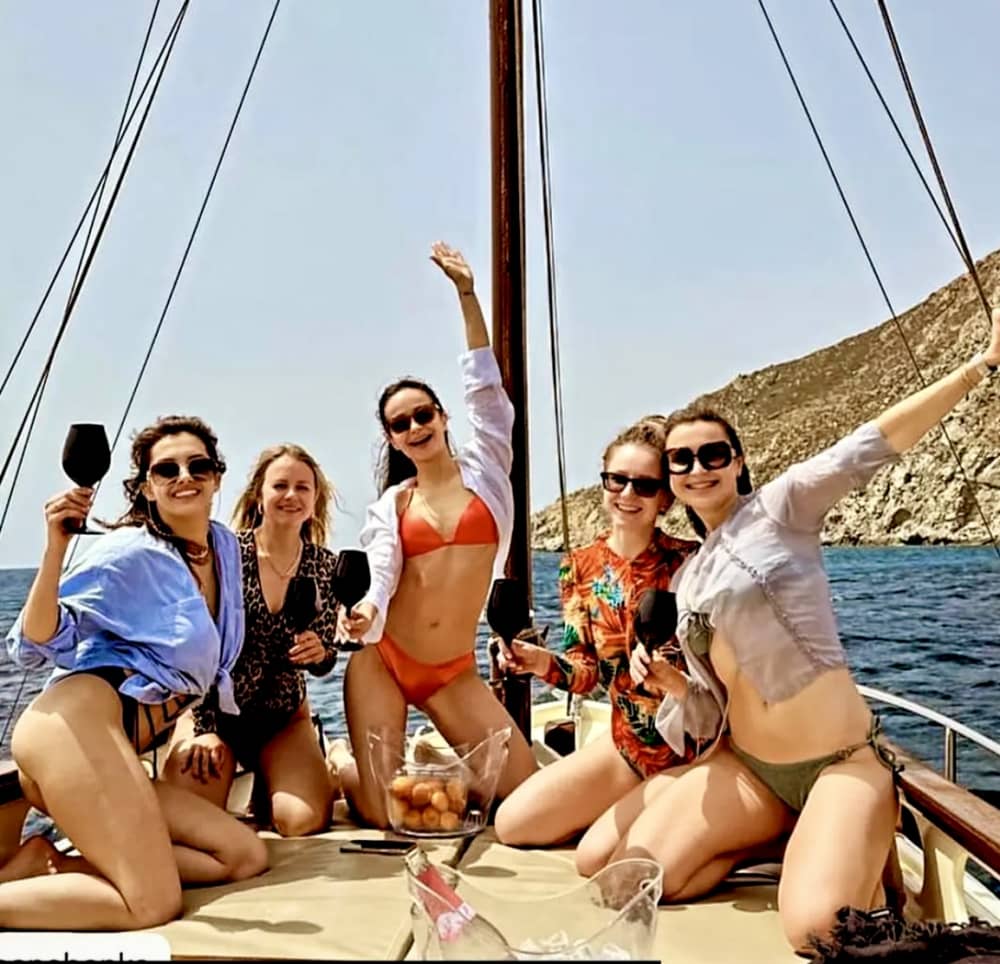 Отпразднуйте на частной лодочной вечеринке на Миконосе — на борту традиционной деревянной лодки