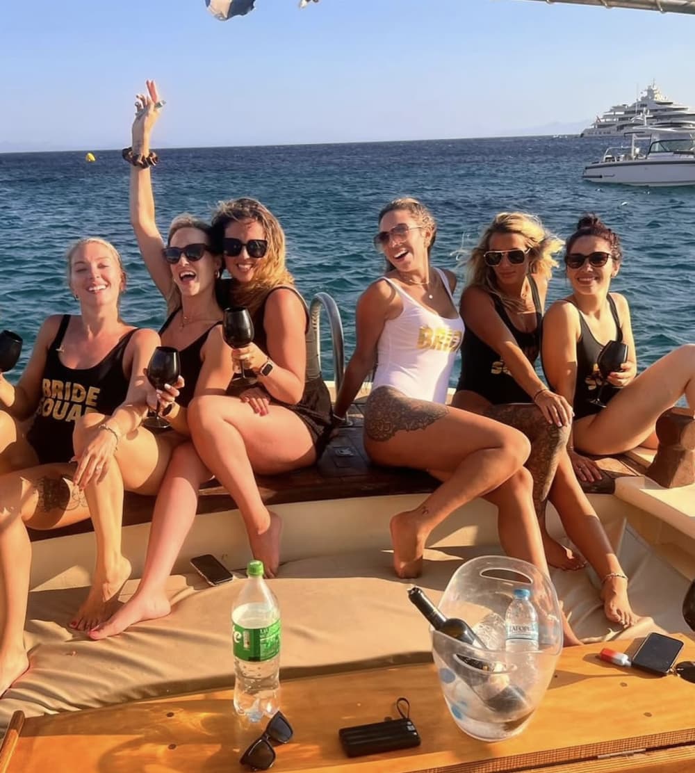 Отпразднуйте на частной лодочной вечеринке на Миконосе — на борту традиционной деревянной лодки