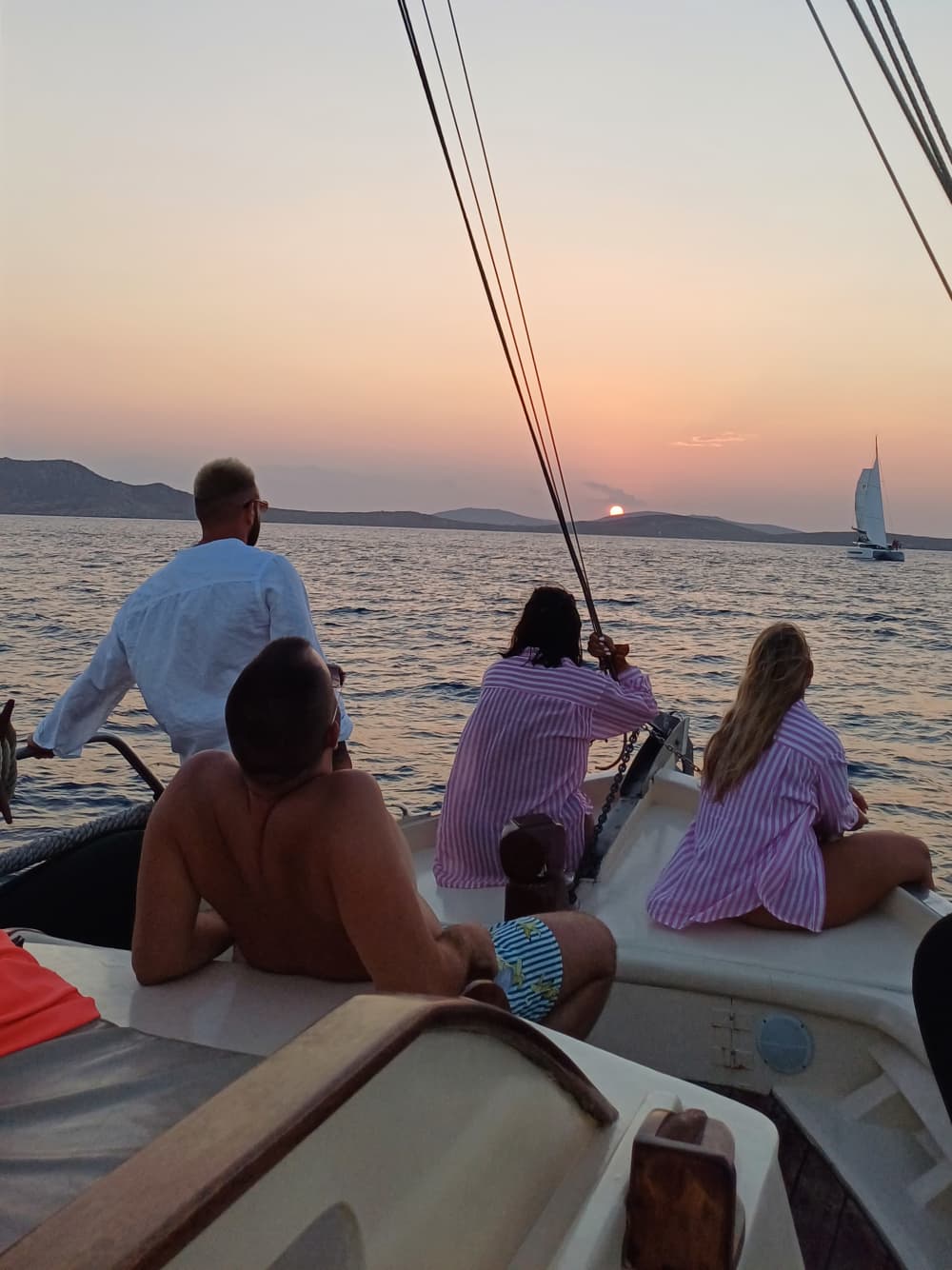 Отпразднуйте на частной лодочной вечеринке на Миконосе — на борту традиционной деревянной лодки