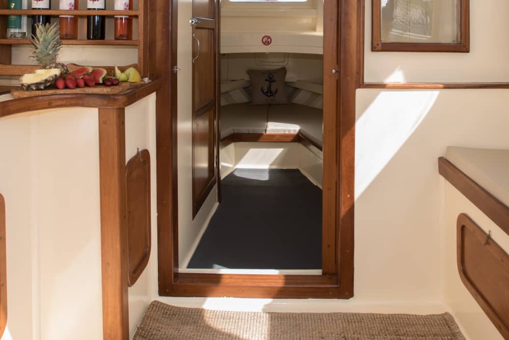 Отпразднуйте на частной лодочной вечеринке на Миконосе — на борту традиционной деревянной лодки