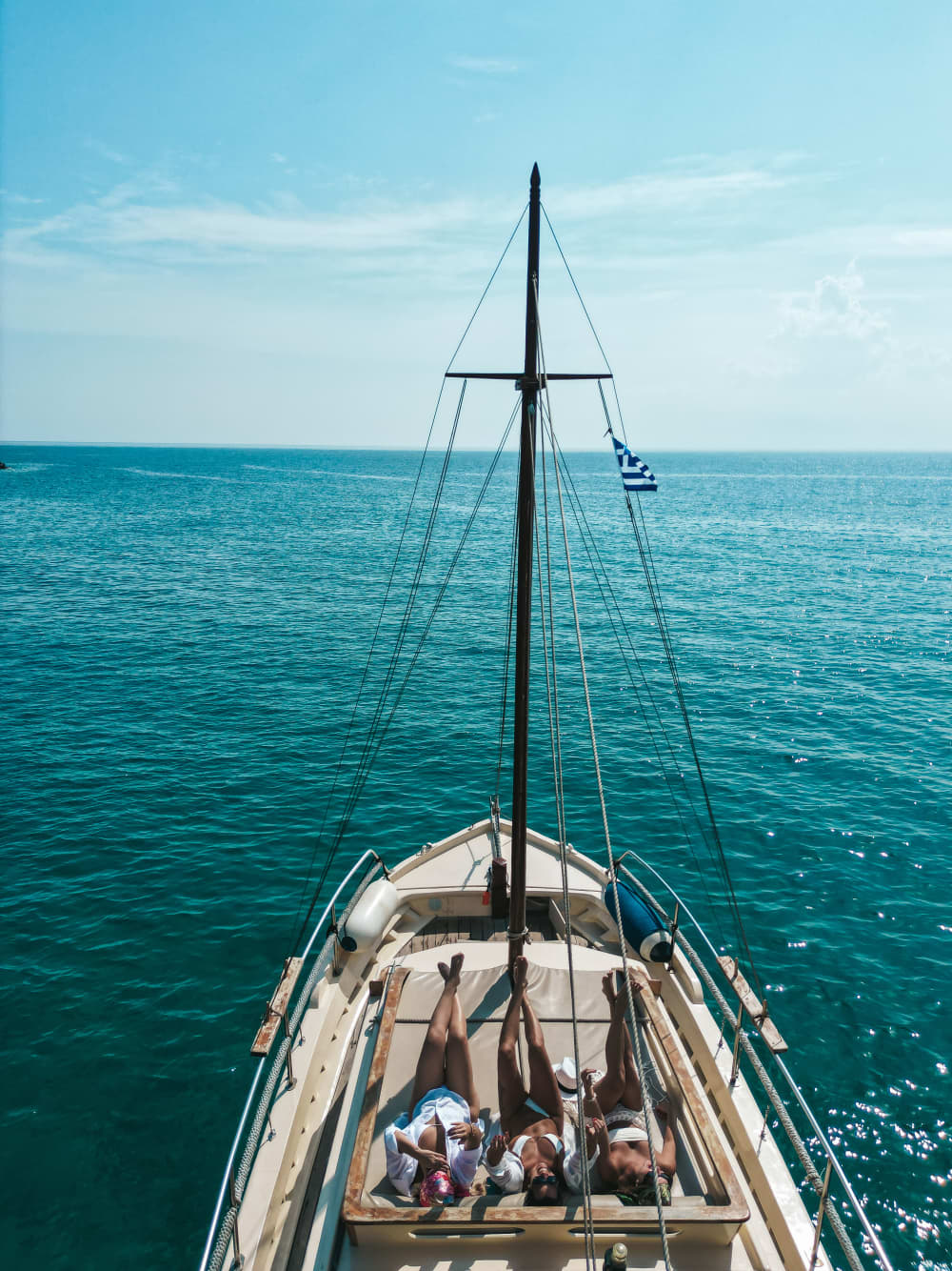 Отпразднуйте на частной лодочной вечеринке на Миконосе — на борту традиционной деревянной лодки