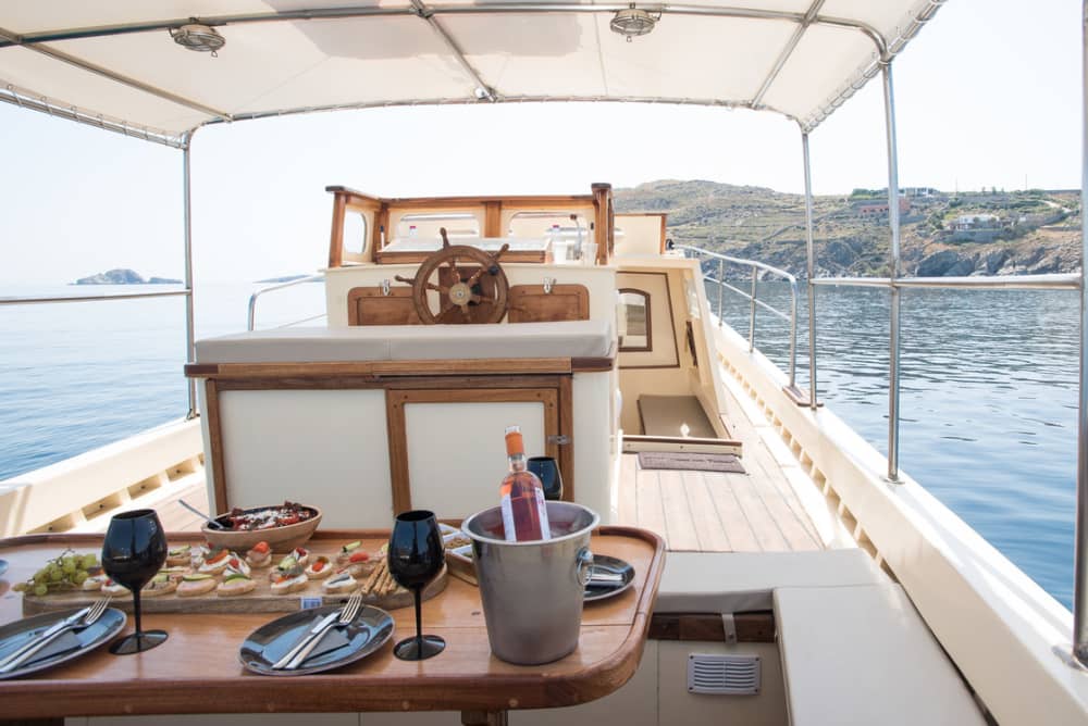 Отпразднуйте на частной лодочной вечеринке на Миконосе — на борту традиционной деревянной лодки