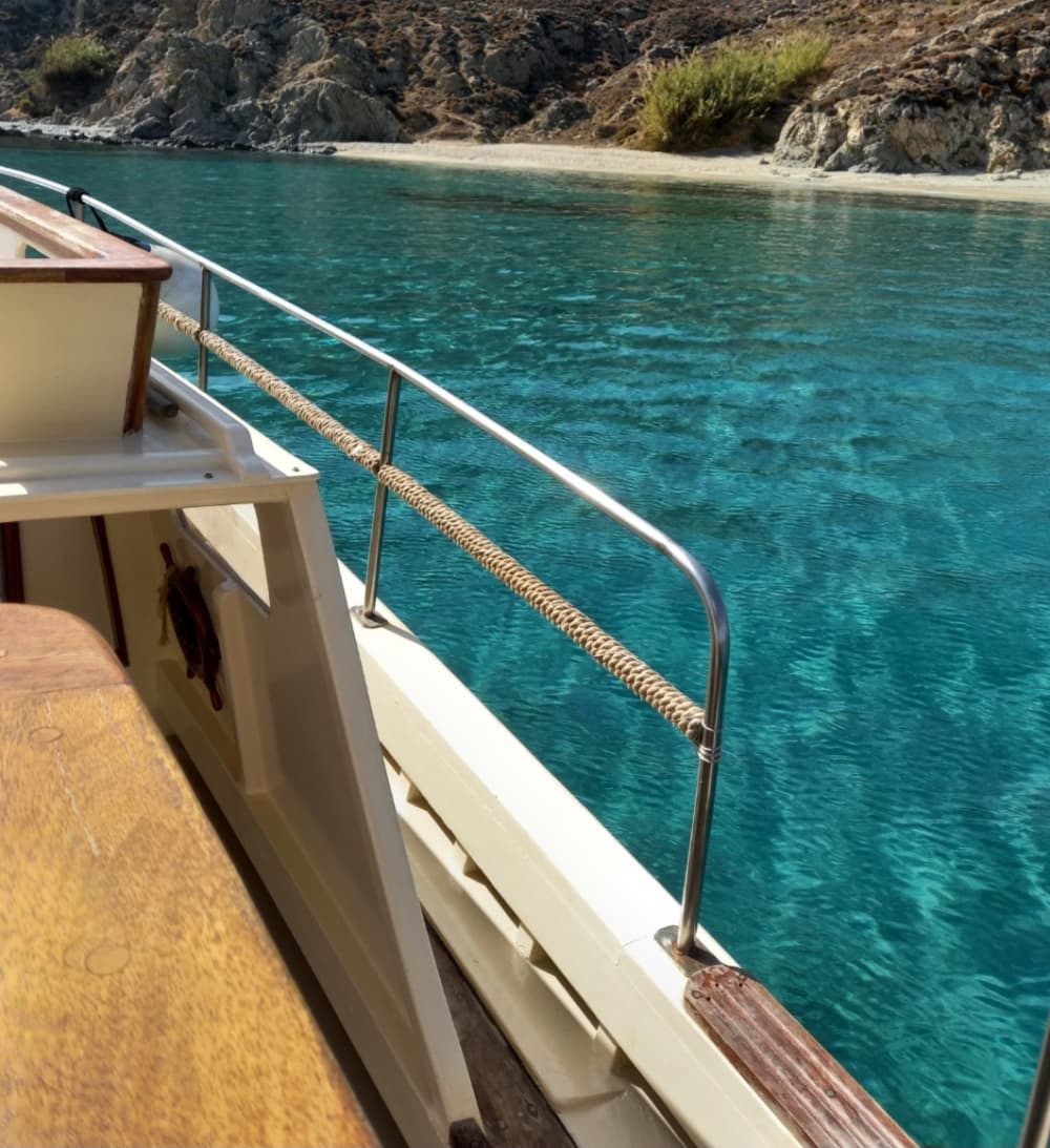 Отпразднуйте на частной лодочной вечеринке на Миконосе — на борту традиционной деревянной лодки