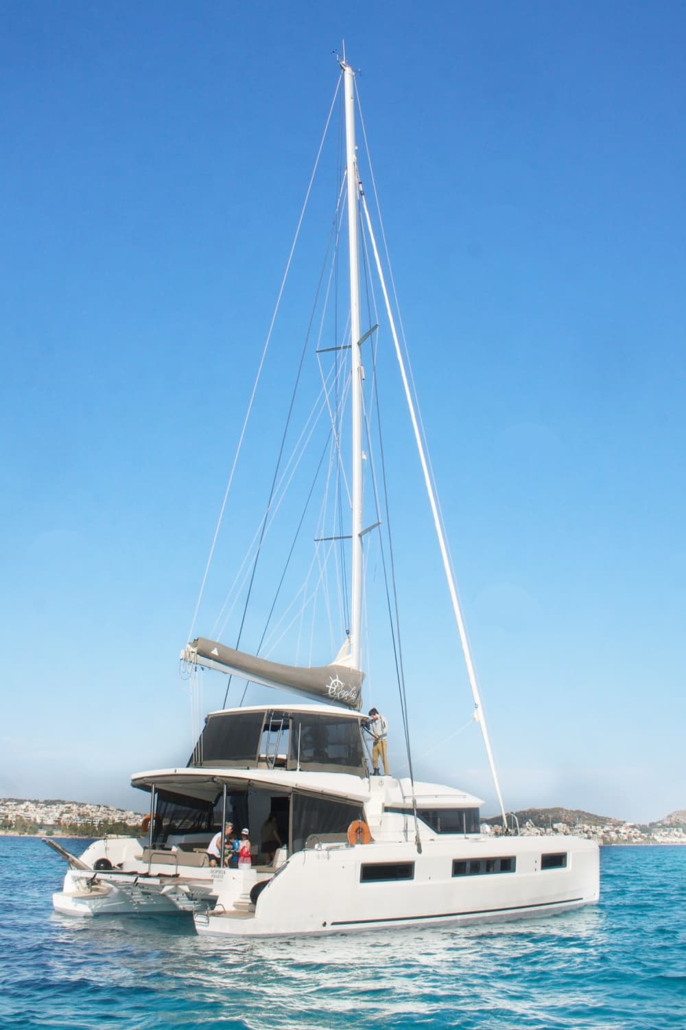 Profitez d'une journée en mer à Athènes à bord d'un catamaran.