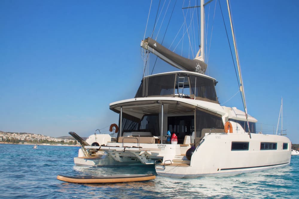 Profitez d'une journée en mer à Athènes à bord d'un catamaran.