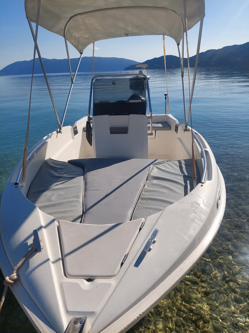 Disfruta de 6 horas en una lancha motora en Cefalonia.