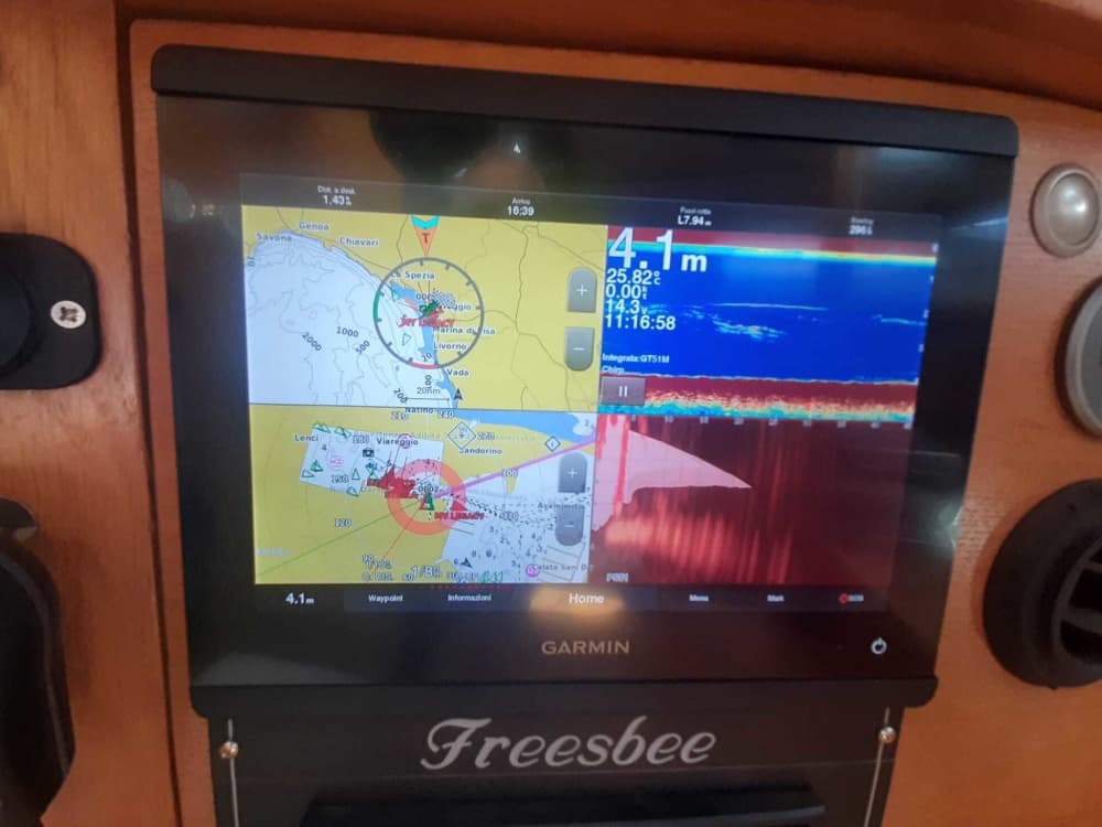 Trascorri 10 ore e mezza navigando intorno a Viareggio su una barca a vela.