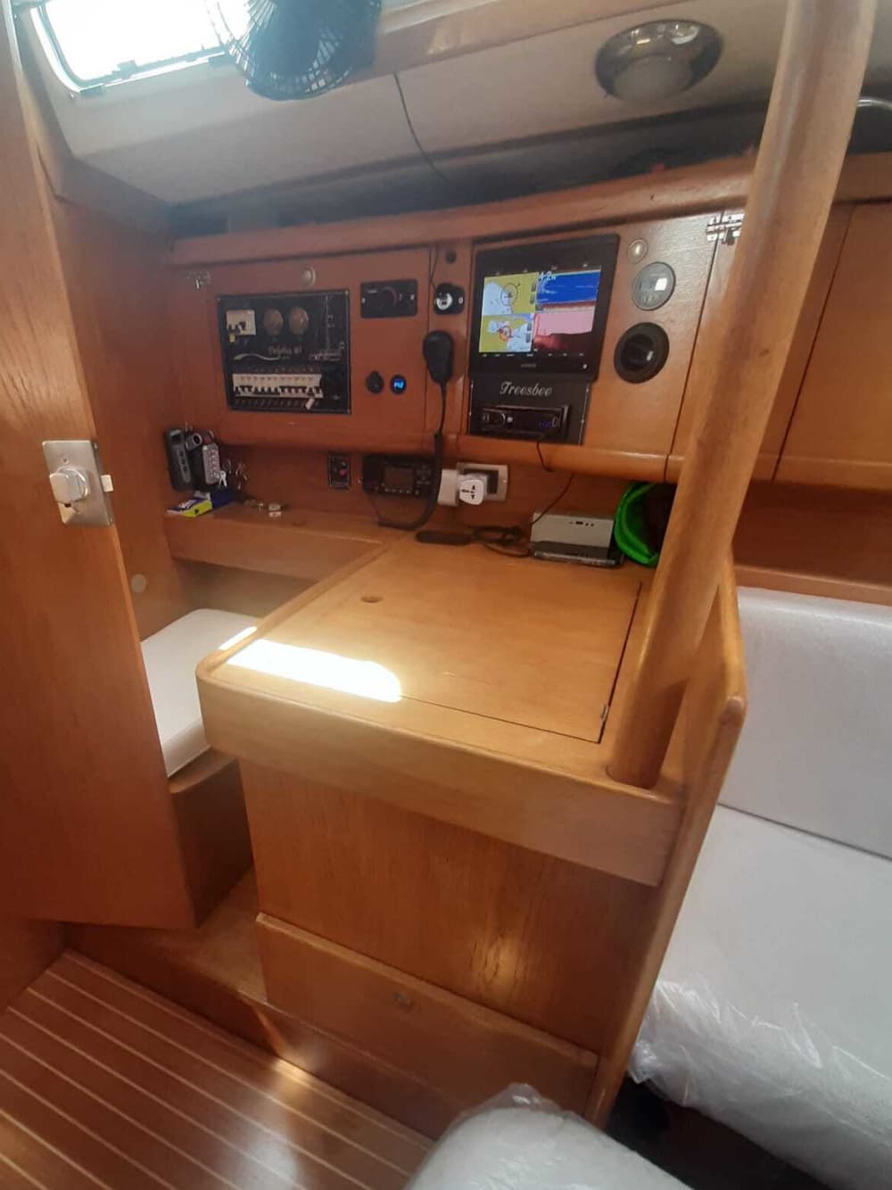 Trascorri 10 ore e mezza navigando intorno a Viareggio su una barca a vela.