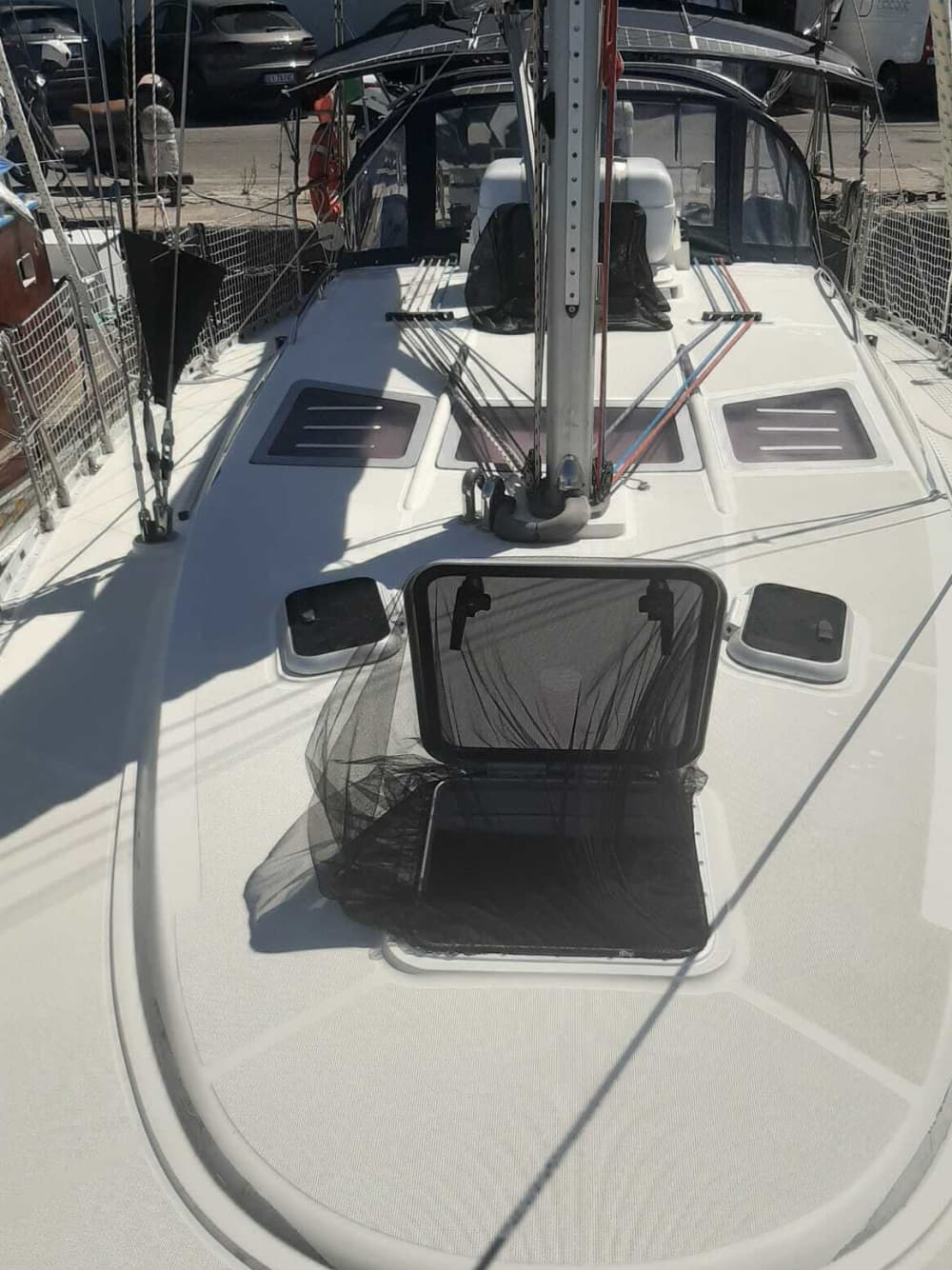 Trascorri 10 ore e mezza navigando intorno a Viareggio su una barca a vela.