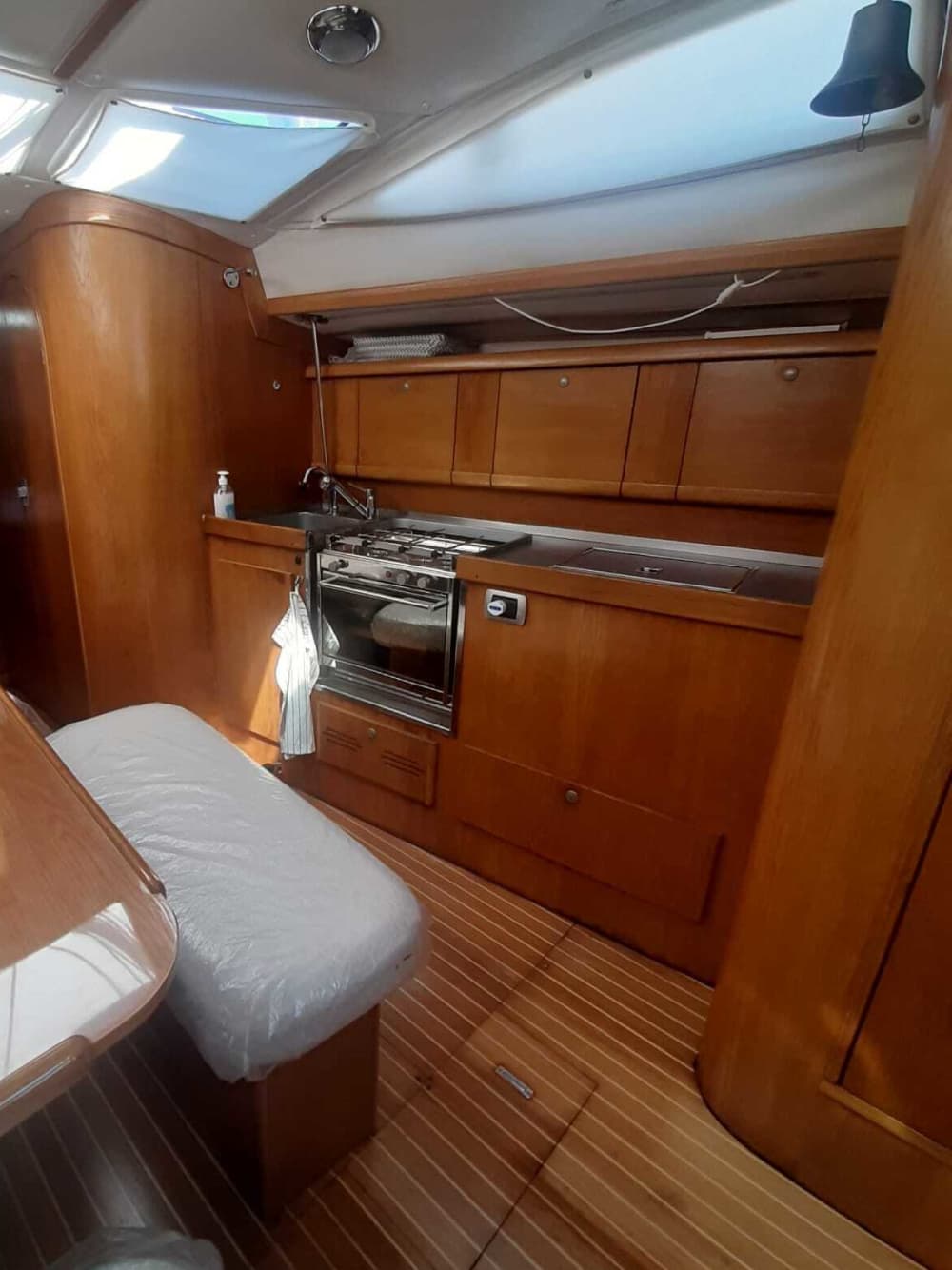 Trascorri 10 ore e mezza navigando intorno a Viareggio su una barca a vela.