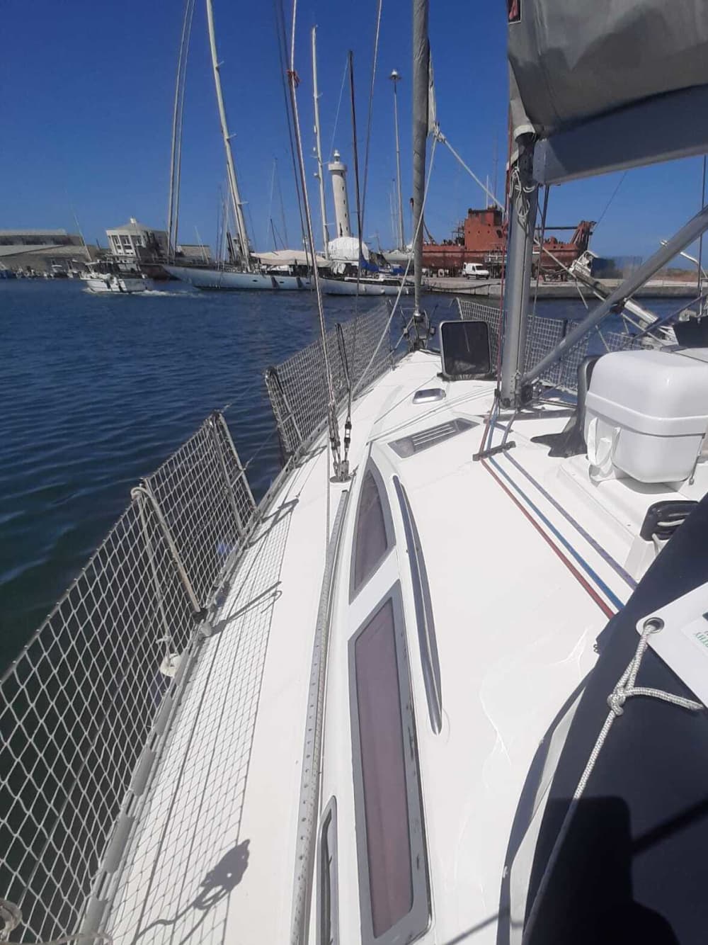 Trascorri 10 ore e mezza navigando intorno a Viareggio su una barca a vela.